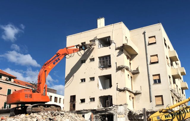 L’ordinanza di demolizione può annullare anche pratiche edilizie pregresse