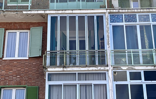 Vetrate scorrevoli, la chiusura di balcone o loggia richiede permesso di costruire (e fa volume)