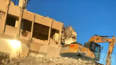 abbattimento edificio abusivo con ruspa