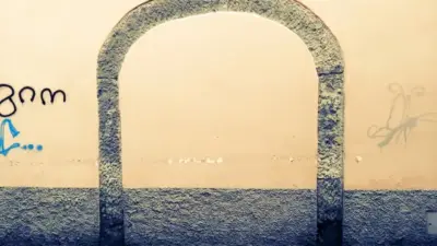 vecchia porta in pietra murata