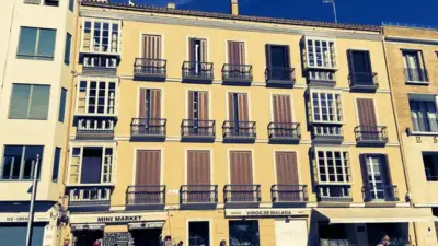facciate edifici con finestre balconi persiane