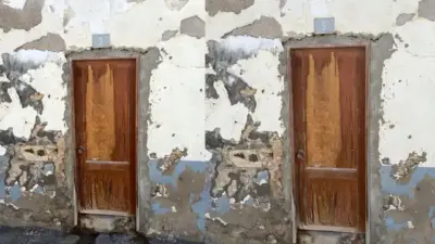 prospetto degradato con porte