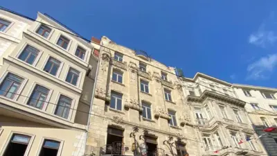 facciate edifici con finestre