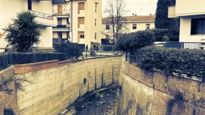 corpo idrico circondato da edifici e costruzioni