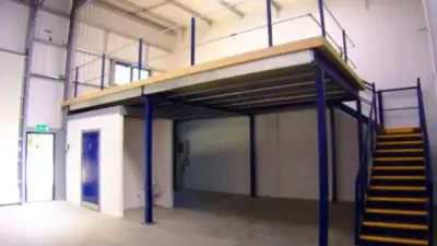 soppalco industriale con parapetto e scale