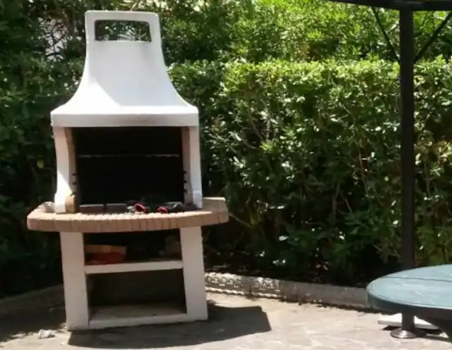 Barbecue prefabbricato in giardino, tra edilizia libera e permessi