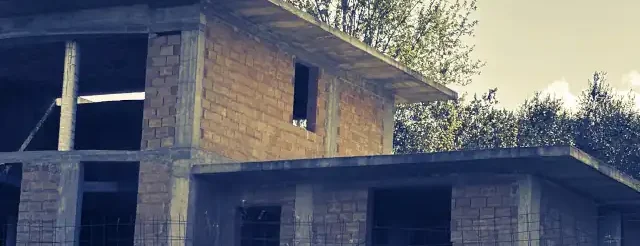 cantiere edificio incompleto