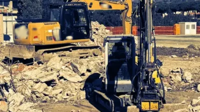 demolizione edificio ruspe