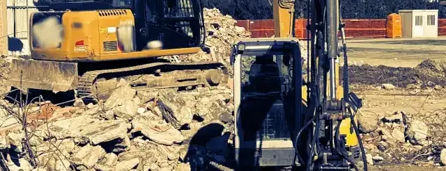demolizione edificio ruspe