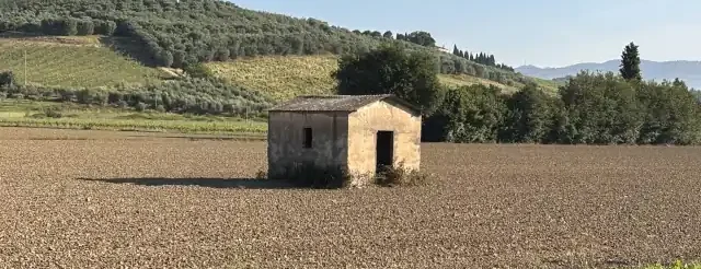 edificio agricolo isolato campagna