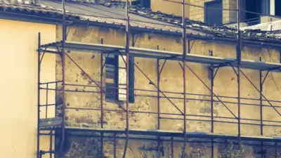 edificio facciata ponteggio