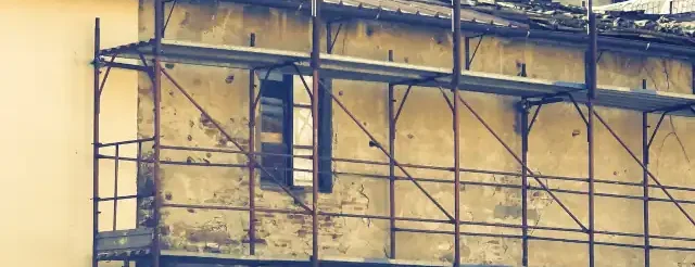 edificio facciata ponteggio