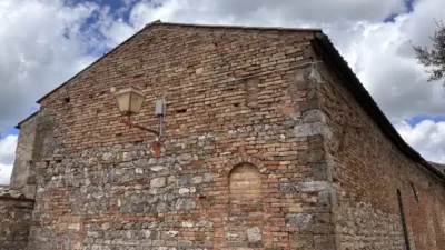facciata edificio pietra mattoni