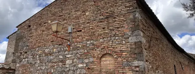 facciata edificio pietra mattoni