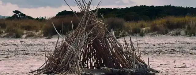capanna legno sulla spiaggia