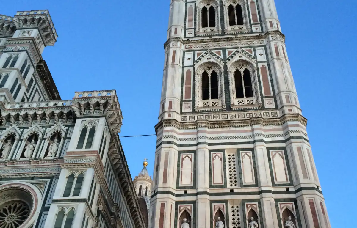 Immobili condonati, ammessa la ristrutturazione anche con demolizione e ricostruzione (TAR Firenze 1758/2026)