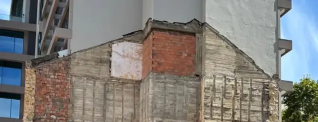 demolizione edificio adiacente