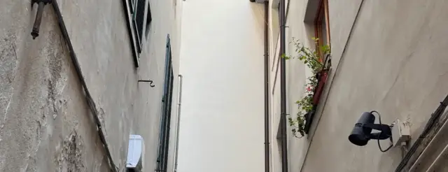 edifici con pareti finestrate antistanti