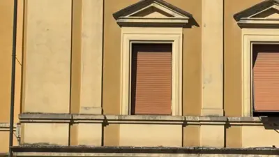 facciata edificio timpano neoclassico