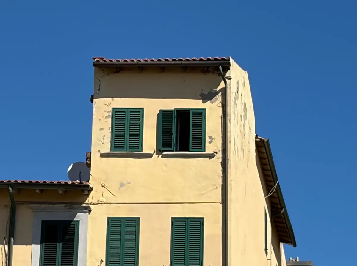 Condono edilizio in sopraelevazione, soggetto al doppio limite del 30% e 750 mc imposto da L. 724/94 e 326/03