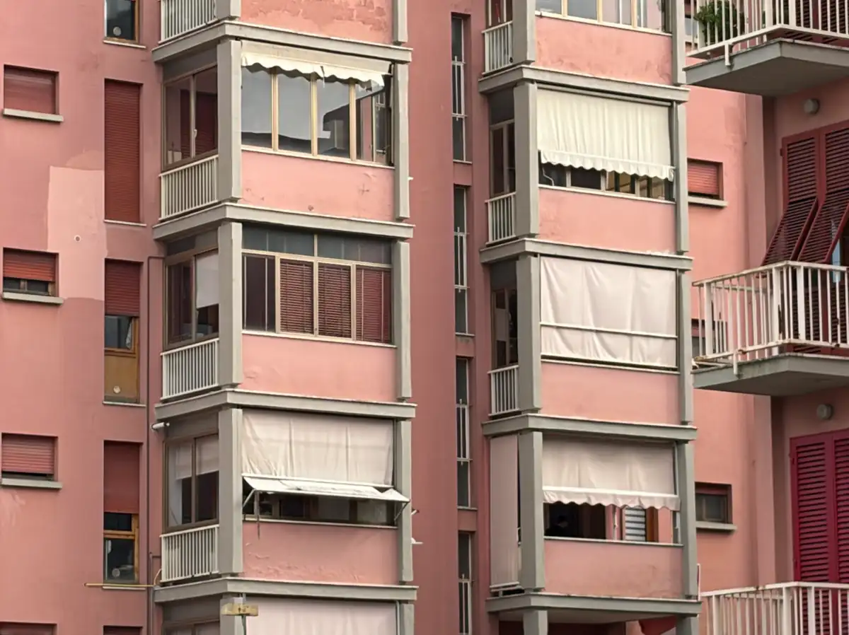 Abusi edilizi in condominio: verifiche del singolo appartamento estese alle parti comuni (CdS 7704/2026)