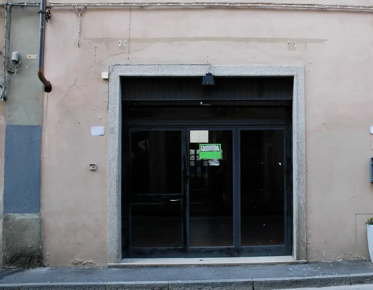 Cambio d’uso commerciale: il titolo edilizio prevale sull’uso di fatto (CdS 7082/2026)