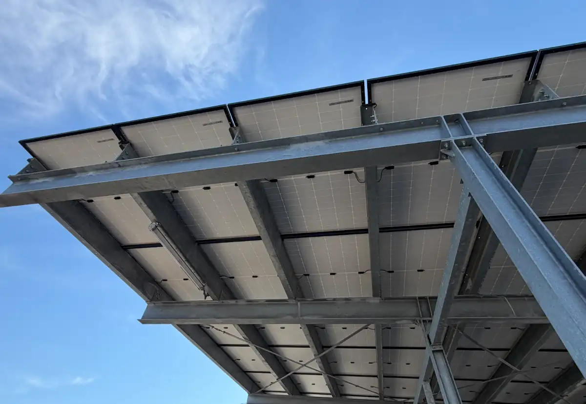 Pergola fotovoltaica in zona vincolata: serve permesso di costruire perchè nuova costruzione (CdS 7584/2026)